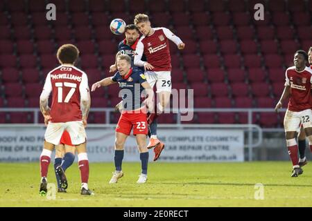 NORTHAMPTON, INGHILTERRA. 2 GENNAIO. Sunderland's Grant Leadbitter viene sfidato da Danny Rose di Northampton Town durante la seconda metà della partita Sky Bet League 1 tra Northampton Town e Sunderland al PTS Academy Stadium di Northampton sabato 2 gennaio 2021. (Credit: John Cripps | MI News) Credit: MI News & Sport /Alamy Live News Foto Stock