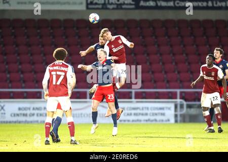 NORTHAMPTON, INGHILTERRA. 2 GENNAIO. Sunderland's Grant Leadbitter viene sfidato da Danny Rose di Northampton Town durante la seconda metà della partita Sky Bet League 1 tra Northampton Town e Sunderland al PTS Academy Stadium di Northampton sabato 2 gennaio 2021. (Credit: John Cripps | MI News) Credit: MI News & Sport /Alamy Live News Foto Stock