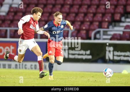 NORTHAMPTON, INGHILTERRA. 2 GENNAIO. Il Jack Diamond di Sunderland viene sfidato da Shaun McWilliams di Northampton Town durante la seconda metà della partita della Sky Bet League 1 tra Northampton Town e Sunderland al PTS Academy Stadium di Northampton sabato 2 gennaio 2021. (Credit: John Cripps | MI News) Credit: MI News & Sport /Alamy Live News Foto Stock