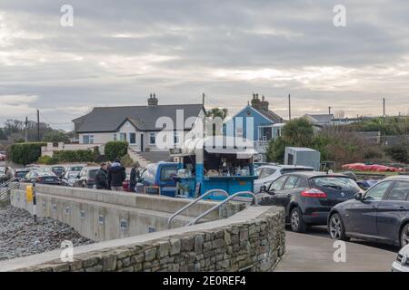 Fountainstown, Cork, Irlanda. 02 gennaio 2021. Con nuove restrizioni in atto per sedare la diffusione di Coronavirus c'è stato un intenso Sabato pomeriggio con le auto presso la piccola località costiera di Fountainstown, Co. Cork, Irlanda. - immagine; David Creedon / Anzenberger Foto Stock