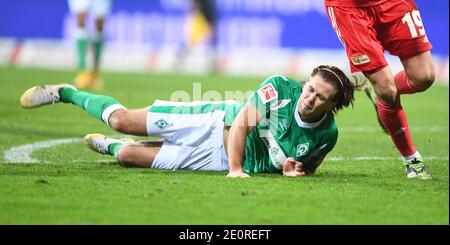 Brema, Germania. 02 gennaio 2021. Calcio: Bundesliga, Werder Bremen - 1.FC Union Berlin, Matchday 14. Niclas Füllkrug di Werder sul terreno dopo un duello. Credito: Carmen Jaspersen/dpa - NOTA IMPORTANTE: In conformità con le norme del DFL Deutsche Fußball Liga e/o del DFB Deutscher Fußball-Bund, è vietato utilizzare o utilizzare fotografie scattate nello stadio e/o della partita sotto forma di sequenze fotografiche e/o serie fotografiche di tipo video./dpa/Alamy Live News Foto Stock