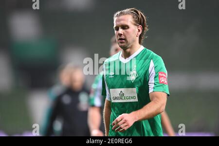 Brema, Germania. 02 gennaio 2021. Calcio: Bundesliga, Werder Bremen - 1.FC Union Berlin, Matchday 14. Il Niclas Füllkrug di Werder entra nel spogliatoio dopo la sconfitta. Credito: Carmen Jaspersen/dpa - NOTA IMPORTANTE: In conformità con le norme del DFL Deutsche Fußball Liga e/o del DFB Deutscher Fußball-Bund, è vietato utilizzare o utilizzare fotografie scattate nello stadio e/o della partita sotto forma di sequenze fotografiche e/o serie fotografiche di tipo video./dpa/Alamy Live News Foto Stock