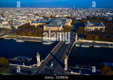 Francia, Parigi, Alexandre III ponte con Grand Palais e Petit Palais Foto Stock