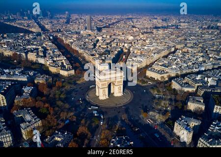 Francia, Parigi (75), Place Charles de Gaulle o de l'Etoile e l'Arco di Trionfo Foto Stock