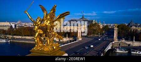 Francia, Parigi, Alexandre III ponte, scultura di Pierre Granet che rappresenta Fame in combattimento accompagnato da Pegasus, e Grand Palais Foto Stock