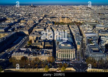 Francia, Parigi (75), zona dichiarata Patrimonio dell'Umanità dall'UNESCO, la chiesa di Saint-Germain l'Auxerrois e il Louvre Foto Stock