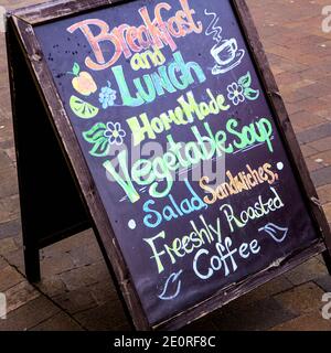 Londra UK, Gennaio 02 2021, cartello Pubblicità di cibo vegetariano sano all'esterno DI un High Street Cafe Foto Stock