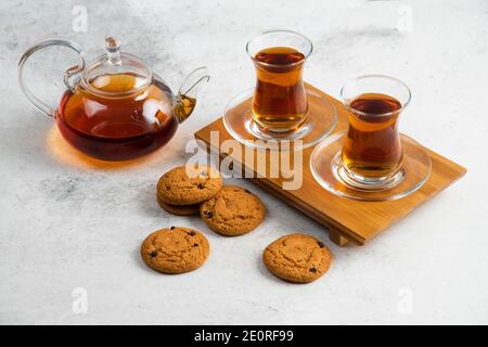 Due tazze di tè di vetro con deliziosi biscotti Foto Stock