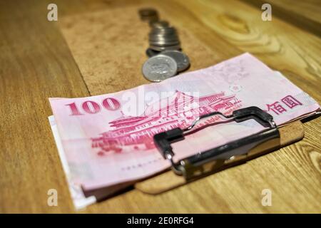 Cambio di ristorante con 100 banconote e monete in un conto corrente del dollaro di New Taiwan, Taipei, Taiwan Foto Stock