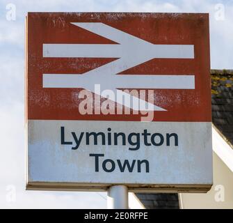 Cartello con il nome della stazione ferroviaria britannica a Lymington Town, Lymington, Hampshire, Inghilterra, Regno Unito Foto Stock