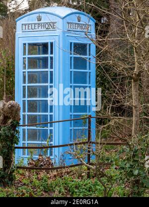 Blue Painted ex British Post Office, cabina telefonica, Lymington, Hampshire, Inghilterra, Regno Unito. Foto Stock