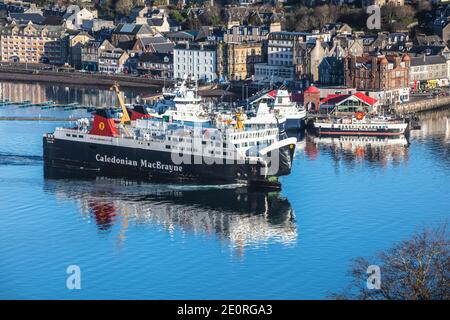 Oban, una piccola cittadina con un trafficato porto di traghetti, è benedetta da un superbo porto naturale, una perfetta baia a ferro di cavallo. Foto Stock