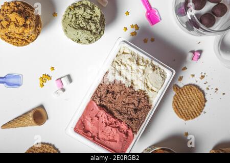 Selezione di sapori artigiani italiani. Varietà di gelati serviti in una vasca Foto Stock