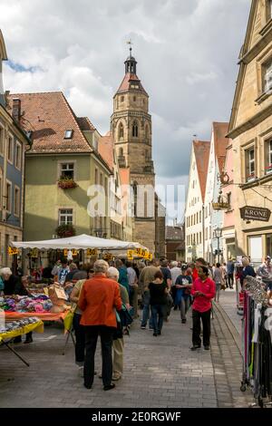 WEISSENBURG IN BAYERN, Germania, 2017: Piazza della città con le persone e le case tradizionali e il mercato posto nella città bavarese di weissenburg, Germania Foto Stock