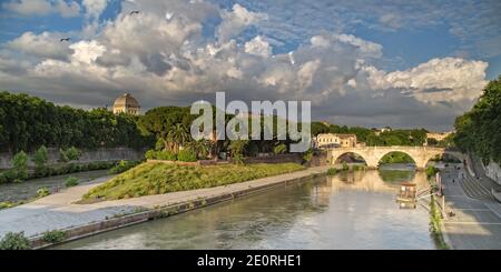 Vista panoramica sull'Isola Tiberina e sui Pons Fabricius o Ponte dei quattro Capi a Roma Foto Stock