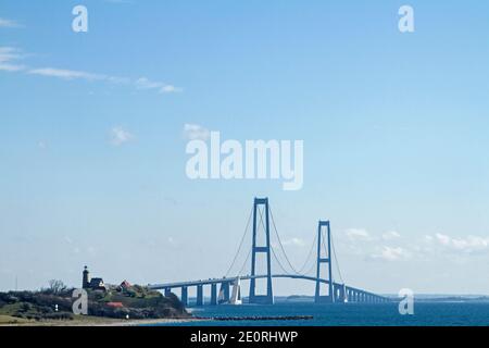 Storebeltsbroen - il Mighty Suspension Bridge collega le isole di Funen con Seland e guida la Grande cintura Foto Stock