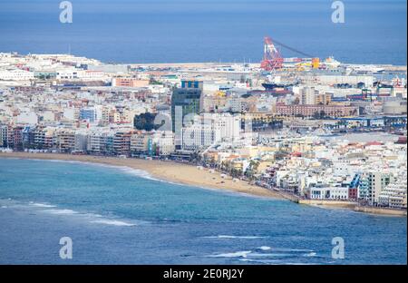 Las Palmas, Gran Canaria, Isole Canarie, Spagna. 2 gennaio 2021. Vista su una tranquilla spiaggia cittadina a Las Palmas su Gran Canaria. Con i turisti britannici che hanno dovuto mettere in quarantena al ritorno nel Regno Unito dalle isole Canarie, i numeri dei turisti sono stati molto scarsi durante il periodo natalizio nelle isole canarie. Credit: Alan Dawson/Alamy Live News. Foto Stock