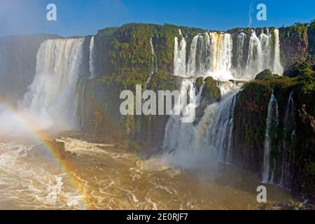 Cascate multilivello in un giorno di sole alle Cascate di Iguza in Brasile Foto Stock