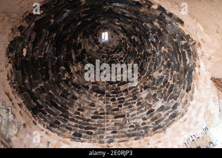 Sanli Urfa, Turchia - Settembre 12 2020: Vista sulla cupola di una casa di mattoni di fango dall'interno, nel villaggio di Harran Foto Stock