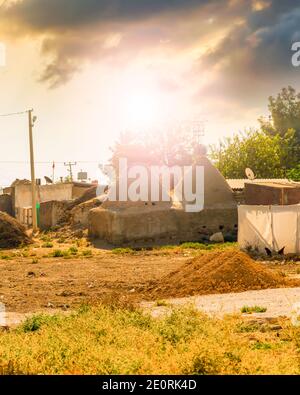 In una giornata calda, casa di mattoni di fango nel villaggio di Harran, tradizionali case di mattoni di fango 'alveare' con tetti a forma di cono, Sanliurfa, Turchia Foto Stock