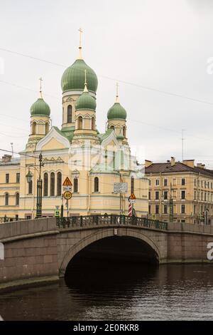Argine del canale di Griboyedov con il Ponte Mogilyovsky e la Chiesa di Sant'Isidoro, la chiesa della fraternità ortodossa estone, a San Pietroburgo, Foto Stock