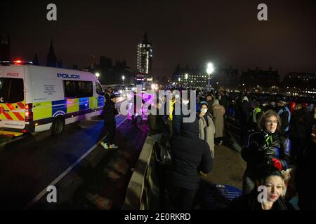 Una protesta anti-blocco si svolge la vigilia di Capodanno sulla South Bank di Londra. 31. Dicembre 2020, Inghilterra, Londra, Regno Unito Foto Stock