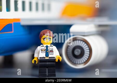Tambov, Federazione Russa - 02 gennaio 2021 la minifigina del pilota di Lego si trova di fronte ad un aereo. Foto Stock