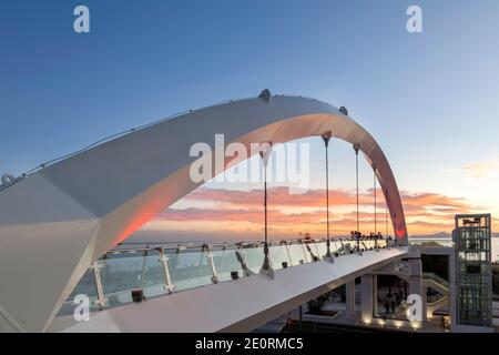 Tramonto sul nuovissimo ponte pedonale della città di Alimos, in Posidonos Avenue, Atene, Grecia, Europa. Foto Stock