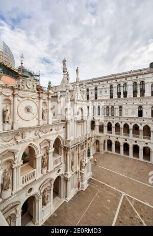 Cortile interno del Palazzo Ducale con Arco Foscari, Palazzo Ducale, Venezia, Veneto, Italia Foto Stock