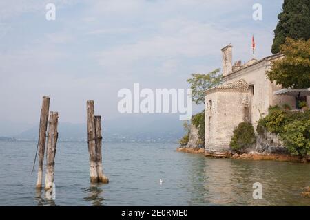 Punta San Vigilio - idilliaca punta tra Torri del Benaco E Garda è UNA popolare attrazione turistica sul Lago di Garda Foto Stock