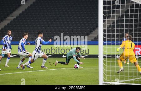 Città di Berlino, Germania. 30 dic 2020. Firo: 02.01.2021 Calcio, 1. Bundesliga, Stagione 2020/2021 Hertha BSC Berlino - FC Schalke 04 Chance Mark UTH, Schalke | Usage worldwide Credit: dpa/Alamy Live News Foto Stock