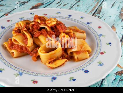 Pasta di paccheri con salsa di calamari Foto Stock