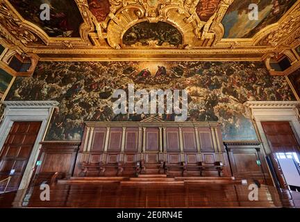 Magnifica Sala del Grande Consiglio (Sala del Maggior Consiglio) con la più lunga pittura di tela del mondo, il Paradiso di Tintoretto, Palazzo Ducale Foto Stock