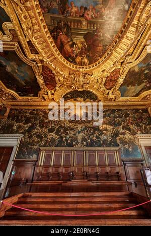 Magnifica Sala del Grande Consiglio (Sala del Maggior Consiglio) con la più lunga pittura di tela del mondo, il Paradiso di Tintoretto, Palazzo Ducale Foto Stock