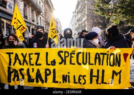 Parigi, Francia. 02 gennaio 2021. Manifestanti di diversi sindacati e associazioni, manifestano a Bd St Germain di chiedere al Ministero degli alloggi di richiedere alloggi vuoti a Parigi, Francia, il 02 gennaio 2021. Foto di Pierrick Villette/Avenir Pictures/ABACAPRESS.COM Credit: ABACAPRESS/Alamy Live News Foto Stock