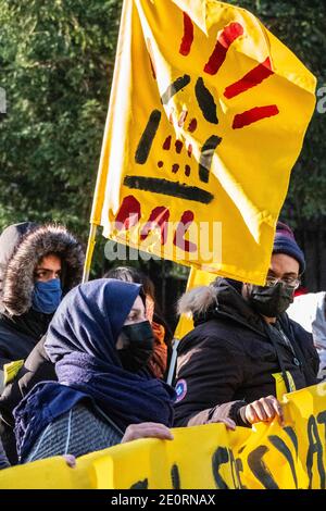 Parigi, Francia. 02 gennaio 2021. Manifestanti di diversi sindacati e associazioni, manifestano a Bd St Germain di chiedere al Ministero degli alloggi di richiedere alloggi vuoti a Parigi, Francia, il 02 gennaio 2021. Foto di Pierrick Villette/Avenir Pictures/ABACAPRESS.COM Credit: ABACAPRESS/Alamy Live News Foto Stock