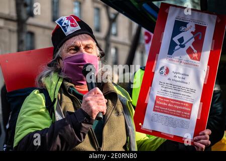 Parigi, Francia. 02 gennaio 2021. Manifestanti di diversi sindacati e associazioni, manifestano a Bd St Germain di chiedere al Ministero degli alloggi di richiedere alloggi vuoti a Parigi, Francia, il 02 gennaio 2021. Foto di Pierrick Villette/Avenir Pictures/ABACAPRESS.COM Credit: ABACAPRESS/Alamy Live News Foto Stock