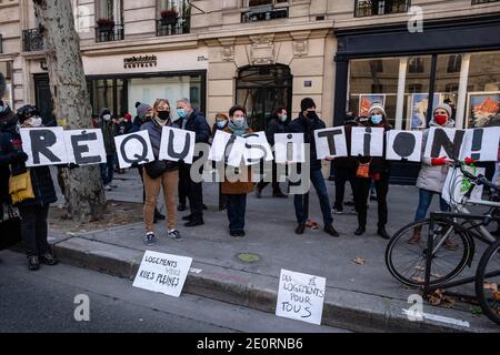 Parigi, Francia. 02 gennaio 2021. Manifestanti di diversi sindacati e associazioni, manifestano a Bd St Germain di chiedere al Ministero degli alloggi di richiedere alloggi vuoti a Parigi, Francia, il 02 gennaio 2021. Foto di Pierrick Villette/Avenir Pictures/ABACAPRESS.COM Credit: ABACAPRESS/Alamy Live News Foto Stock