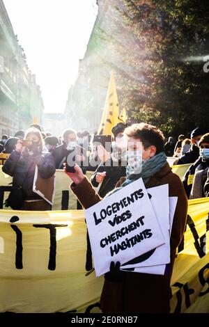 Parigi, Francia. 02 gennaio 2021. Manifestanti di diversi sindacati e associazioni, manifestano a Bd St Germain di chiedere al Ministero degli alloggi di richiedere alloggi vuoti a Parigi, Francia, il 02 gennaio 2021. Foto di Pierrick Villette/Avenir Pictures/ABACAPRESS.COM Credit: ABACAPRESS/Alamy Live News Foto Stock