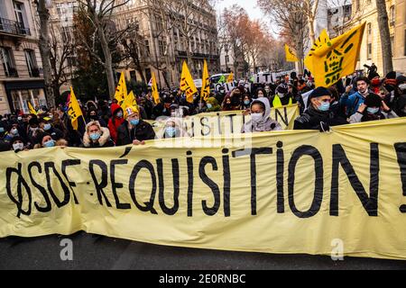 Parigi, Francia. 02 gennaio 2021. Manifestanti di diversi sindacati e associazioni, manifestano a Bd St Germain di chiedere al Ministero degli alloggi di richiedere alloggi vuoti a Parigi, Francia, il 02 gennaio 2021. Foto di Pierrick Villette/Avenir Pictures/ABACAPRESS.COM Credit: ABACAPRESS/Alamy Live News Foto Stock