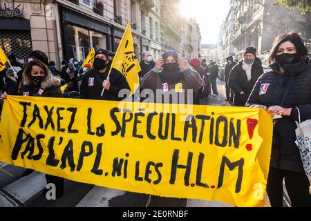 Parigi, Francia. 02 gennaio 2021. Manifestanti di diversi sindacati e associazioni, manifestano a Bd St Germain di chiedere al Ministero degli alloggi di richiedere alloggi vuoti a Parigi, Francia, il 02 gennaio 2021. Foto di Pierrick Villette/Avenir Pictures/ABACAPRESS.COM Credit: ABACAPRESS/Alamy Live News Foto Stock