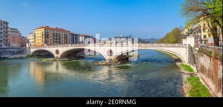 Verona, Italia. Vista panoramica sul Ponte della Vittoria Foto Stock