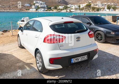 Isola di FOLEGANDROS, Grecia - 24 settembre 2020: Auto bianche, Kia Rio parcheggiato sulla strada. Foto Stock