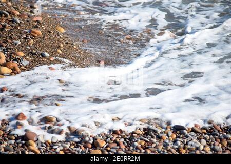 Set di rocce sulla riva della spiaggia, sfondo non focalizzato, nessuno, primo piano, soleggiato, grandi e piccole pietre Foto Stock