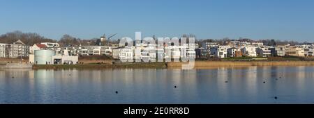 Edifici residenziali sul lago Phönix, Hörde, Dortmund, Ruhr Area, Nord Reno-Westfalia, Germania, Europa Foto Stock