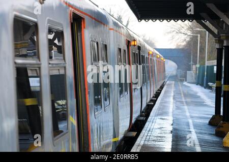 Un treno Merseyrail Classe 507/508 EMU Foto Stock