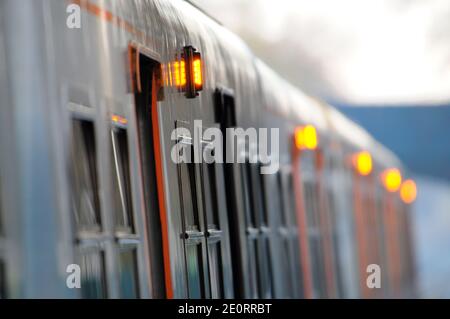 Un treno Merseyrail Classe 507/508 EMU Foto Stock