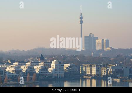 Edifici moderni presso il lago Phönix, Hörde, Dortmund, Ruhr Area, Nord Reno-Westfalia, Germania, Europa Foto Stock