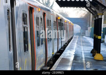 Un treno Merseyrail Classe 507/508 EMU Foto Stock