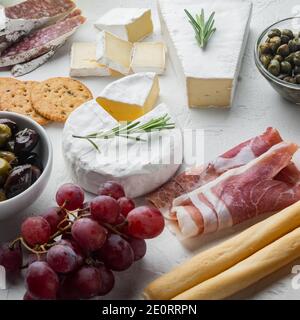 Tavolo di antipasti con diversi antipasti, su sfondo bianco Foto Stock